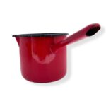 Μπρίκι εμαγιέ 1250ml κόκκινο με διαβάθμιση μέτρησης και εργονομική λαβή, ιδανικό για ελληνικό καφέ και ροφήματα-klarakis